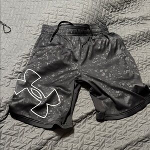 Under Armour Youth Medium Black/ Gray Patterned Athletic Shorts